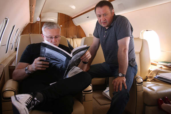 Андрей показывает «олигарху» книгу своих фотографий. Андрей показывает «олигарху» книгу своих фотографий.