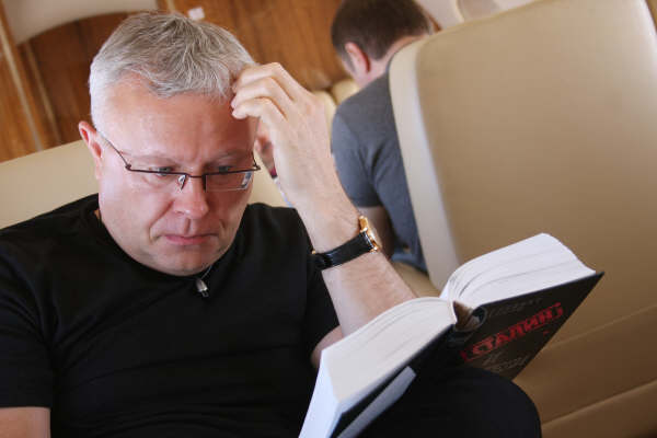 Что читает «олигарх» — «Сталин и писатели» Б.Сарнова. Что читает «олигарх» — «Сталин и писатели» Б.Сарнова.